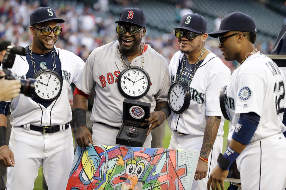 Ortiz smiles for a group photo with Mariners