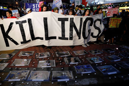 FILE PHOTO: Activists take part in a rally after 91 people were shot dead this week in an escalation of President Rodrigo Duterte's ruthless war on drugs in Quezon city, Metro Manila, Philippines August 18, 2017. REUTERS/Dondi Tawatao