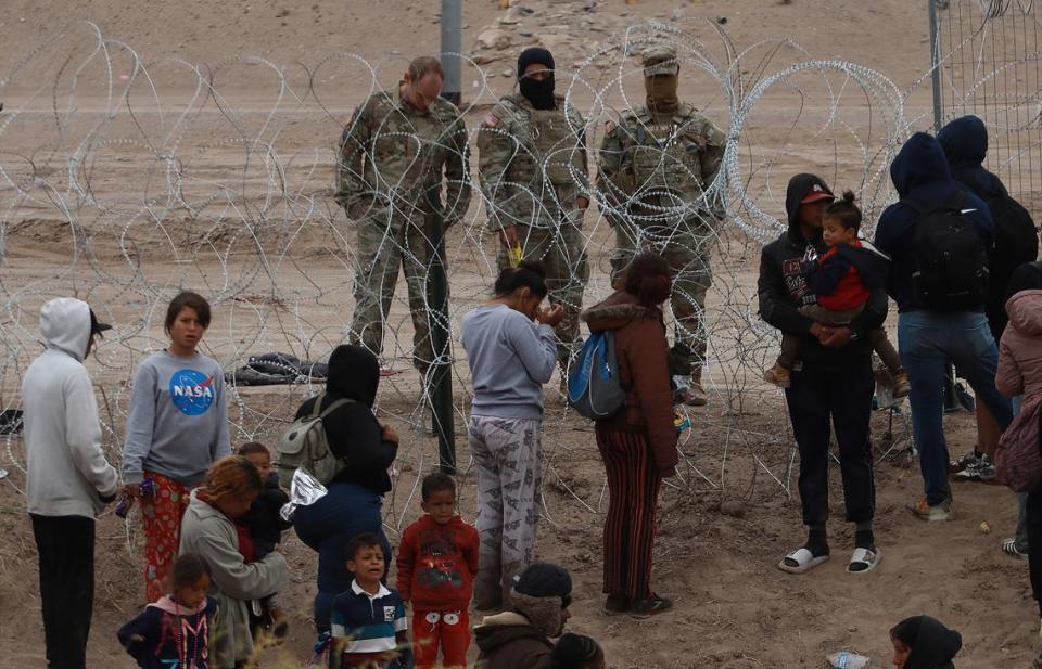 Migrantes intentan cruzar la cerca de alambres en la frontera que divide a México de los Estados Unidos, el 8 de febrero de 2024, en Ciudad Juárez.