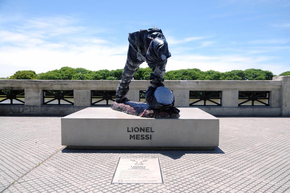 The Lionel Messi statue after being vandalized in January 2017. (Getty)