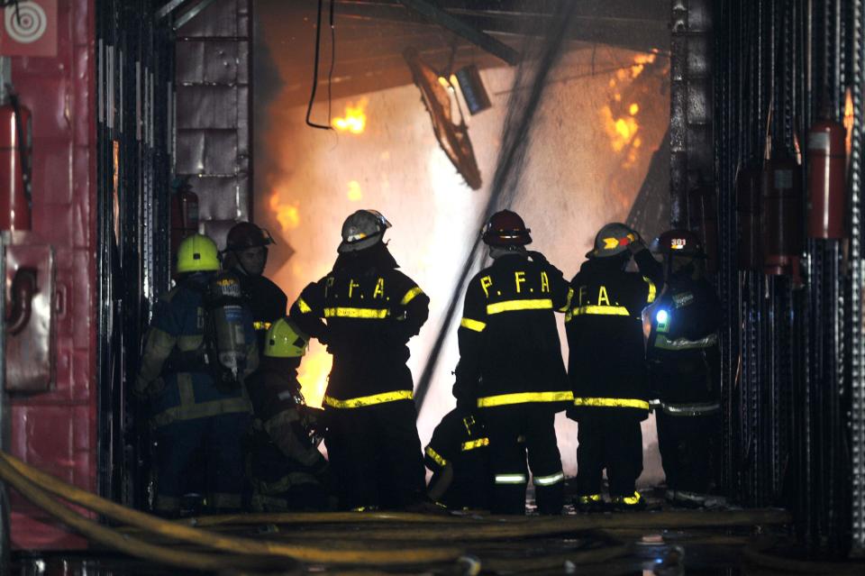 Bomberos combaten las llamas en un incendio de la firma Iron Mountain en que murieron al menos 9 personas, en Buenos Aires, Argentina, el miércoles 5 de febrero de 2014. (AP Photo/Telam, Daniel Dabove)