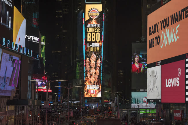 「友情客串」是紐約首家推出新疆紅柳烤羊肉的烤肉店，不但讓中國燒烤走向世界，自己也站上曼哈頓時報廣場的LED電子屏上向大家拜年。(記者高傑文／攝影)