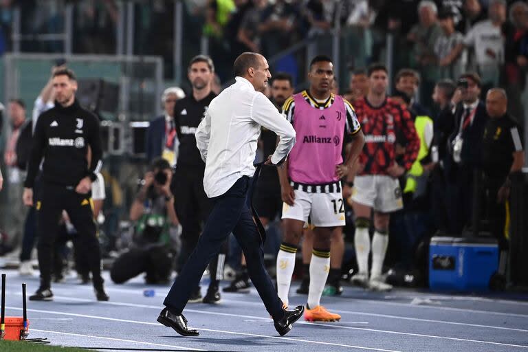 Massimiliano Allegri, DT de Juventus, ya se sacó el saco y la corbata y se retira furioso luego de ser expulsado en la final de la Copa Italia