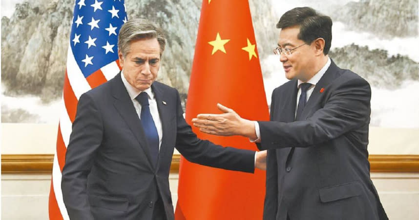 美國務卿布林肯（左）在北京釣魚台國賓館會見中國外交部長秦剛（右）。（圖／美聯社）