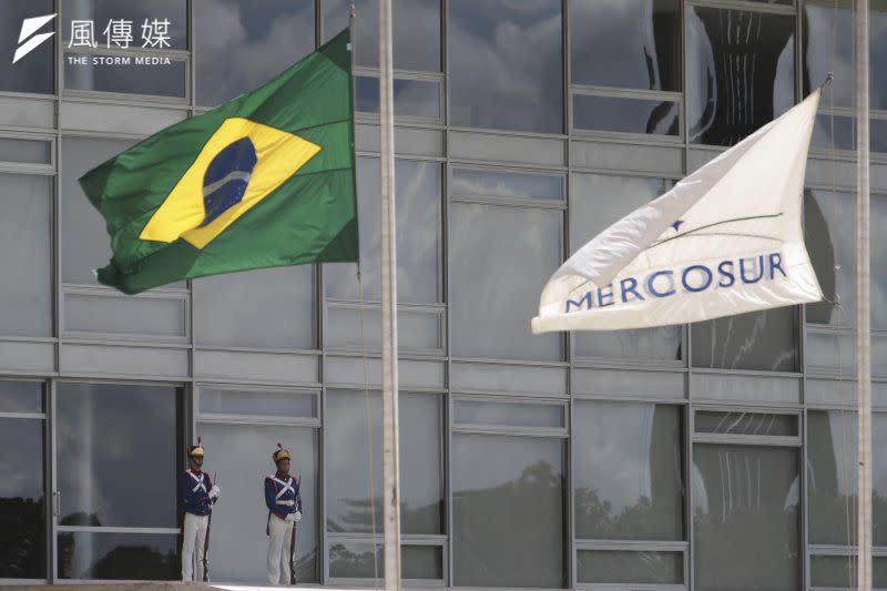 <cite>巴西與南方共同市場（MERCOSUR）旗幟。（資料照，美聯社）</cite>