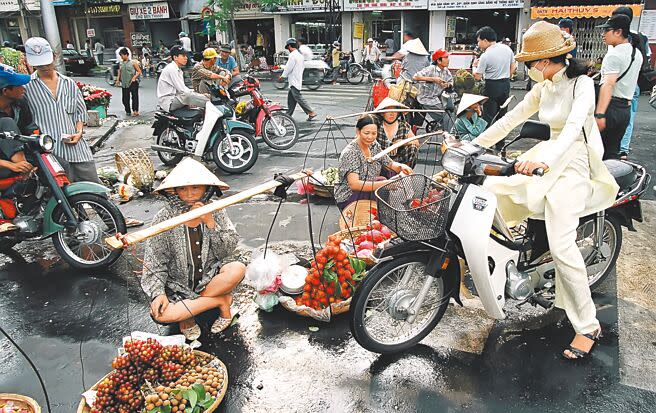 越南因民風純樸，吸引不少台商設廠，圖為傳統市場水果攤販景象。（本報資料照片）