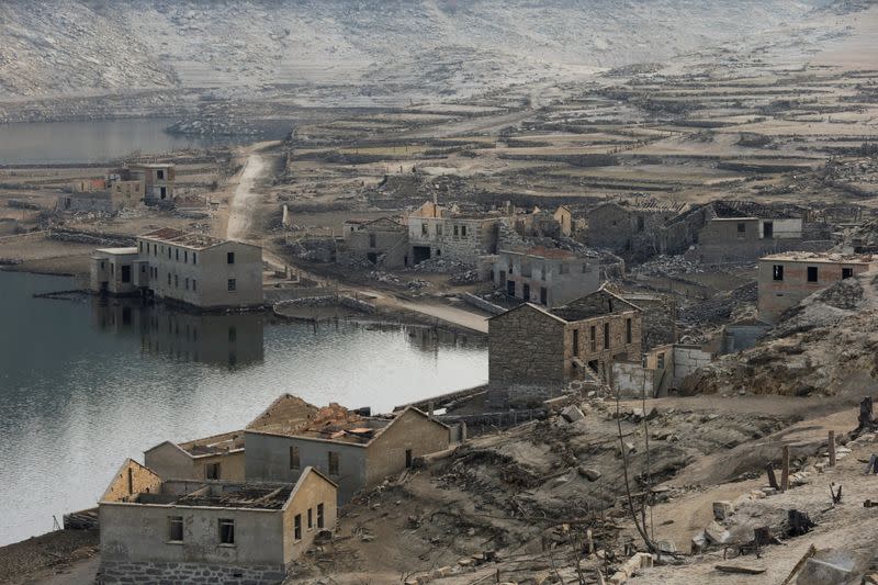 Un viejo pueblo español resurge al secarse el embalse por la sequía