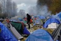 Wider Image: En un campo de inmigrantes en Francia, un hombre vende sándwiches para pagarle a los traficantes