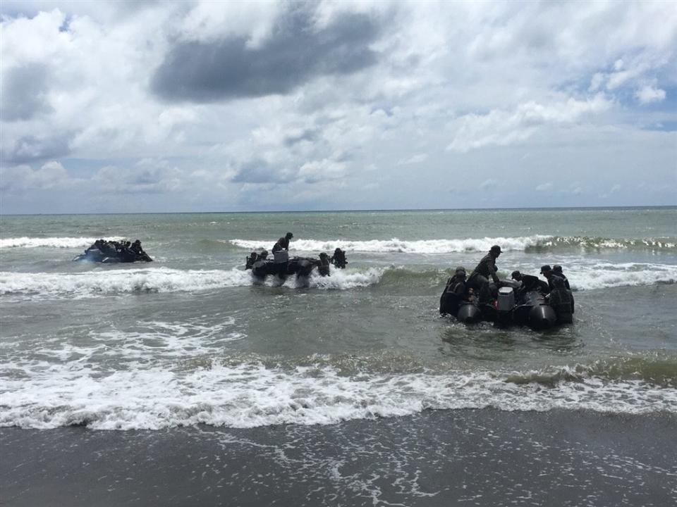 高雄左營7月3日進行海陸聯合登陸作戰操演，造成海軍陸戰隊現役軍人蔡博宇、陳志榮死亡。高雄橋頭地檢署今天表示，全案查無應負刑責之人。圖為2018年海軍陸戰隊操演情形。（圖取自facebook.com/ROCNAVY.tw）