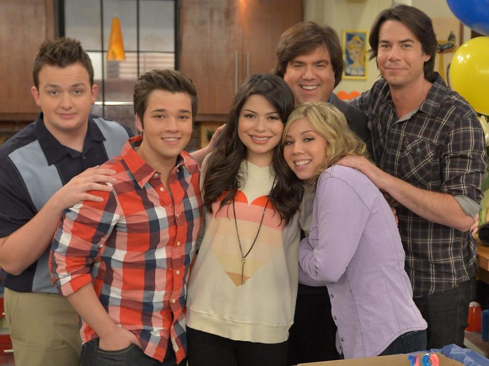 Noah Munck, Nathan Kress, Miranda Cosgrove, Jennette McCurdy, and Jerry Trainor with Dan Schneider on the set of "iCarly" in May 2012.