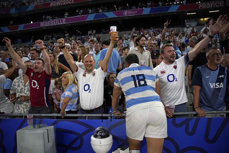 Los ingleses festejan, los argentinos asumen la derrota y la mala actuación en el estreno y en la misma escena Eduardo Bello charla con un allegado, al lado de hinchas rivales: la pureza del rugby, expresada en Francia 2023 como pocas veces.