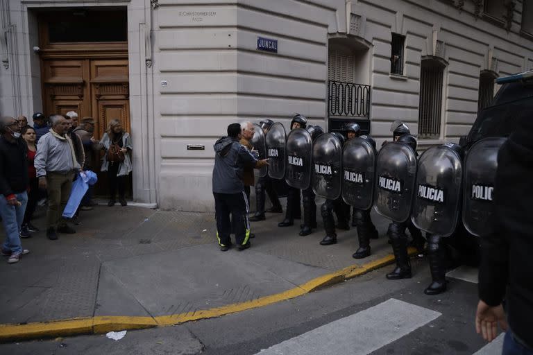 Efectivos de la Policía de la ciudad de Buenos Aires en la puerta del departamento de Cristina Kirchner en Recoleta