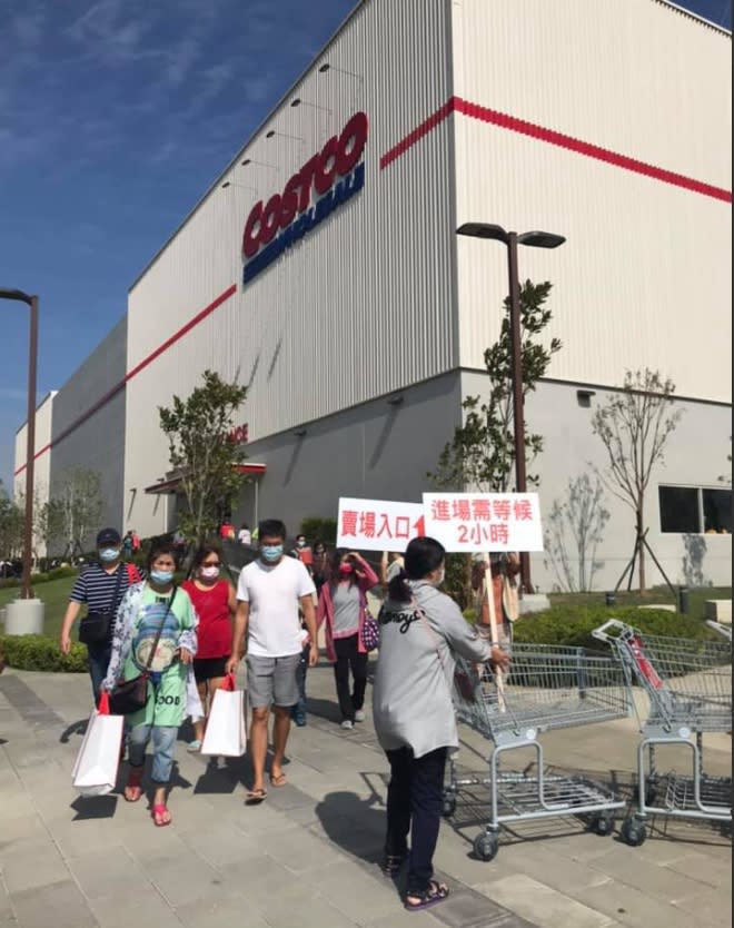 好市多（Costco）在台中市的第二家店北台中店20日上午8時30分正式開幕，由於人潮太多，上午10時過後，就有工作人員提醒進場要等2小時。(取自Costco好市多商品經驗老實說臉書社團)