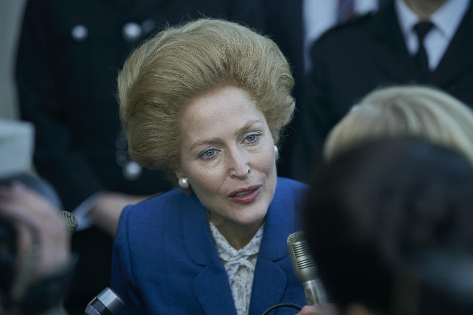 En esta combinación de fotografías Gillian Anderson como Margaret Thatcher en una escena de la cuarta temporada de "The Crown". La cuarta temporada de la serie se estrena el 15 de noviembre. (Foto AP, izquierda, y Netflix)