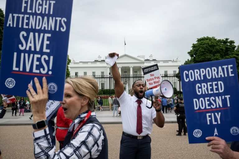 Des hôtesses et stewards d'American Airlines manifestent devant la Maison Blanche, le 9 mai 2024 (Drew ANGERER)