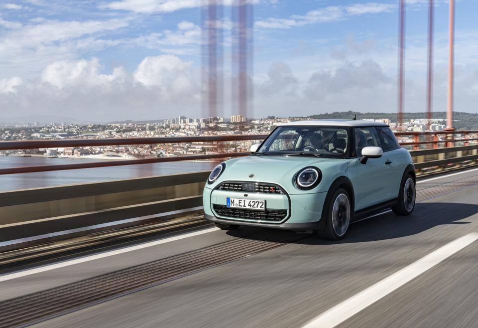 全新第5代MINI Cooper 3門掀背完美演繹MINI經典本色，從車身輪廓即能一眼感受僅屬於MINI的黃金比例：經典渾圓的頭燈設計、極短的前後懸與八角形水箱護罩線條。