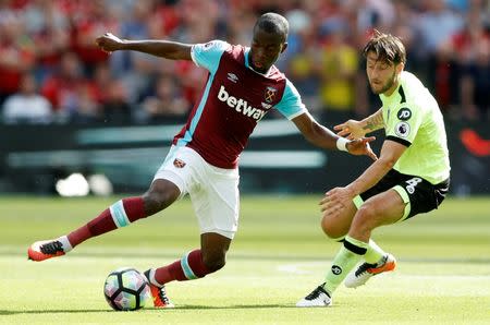 Britain Soccer Football - West Ham United v AFC Bournemouth - Premier League - London Stadium - 21/8/16 West Ham United's Enner Valencia in action with Bournemouth's Harry Arter Action Images via Reuters / Carl Recine Livepic EDITORIAL USE ONLY.