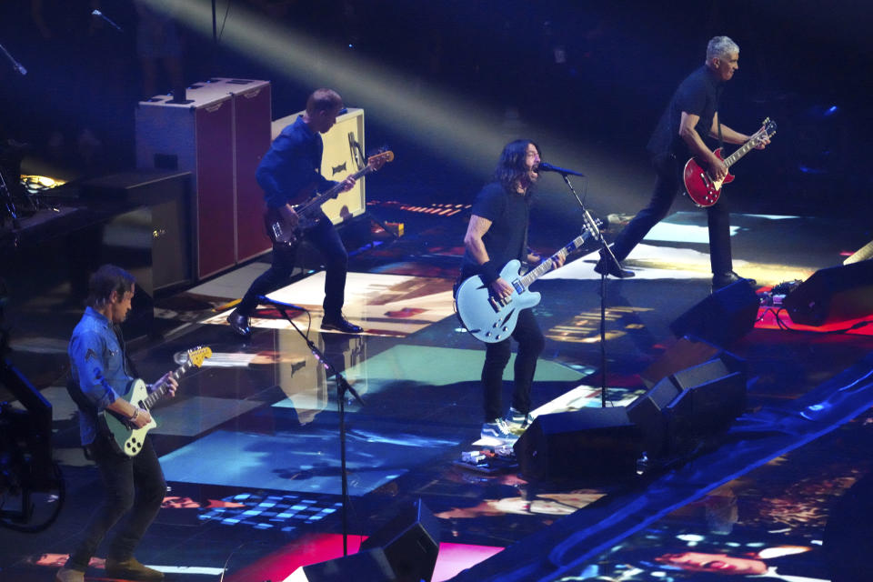 Los Foo Fighters, homenajeados con el premio Icono Global, tocan en la ceremonia de los Premios MTV a los Videos Musicales, el domingo 12 de septiembre de 2021 en el Barclays Center en Nueva York. (Foto por Charles Sykes/Invision/AP)