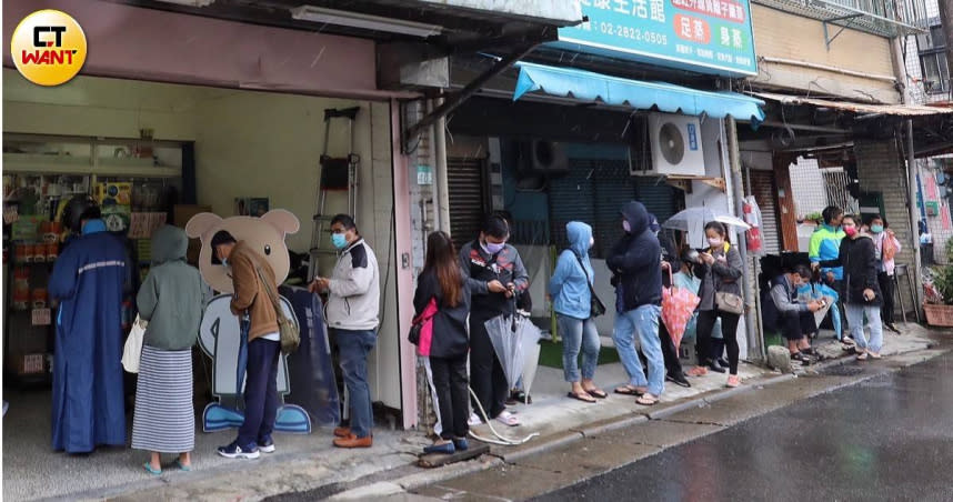 氣溫驟降，仍有大批民眾在濕冷天氣中排隊買快篩試劑。 （圖／侯世駿攝影）