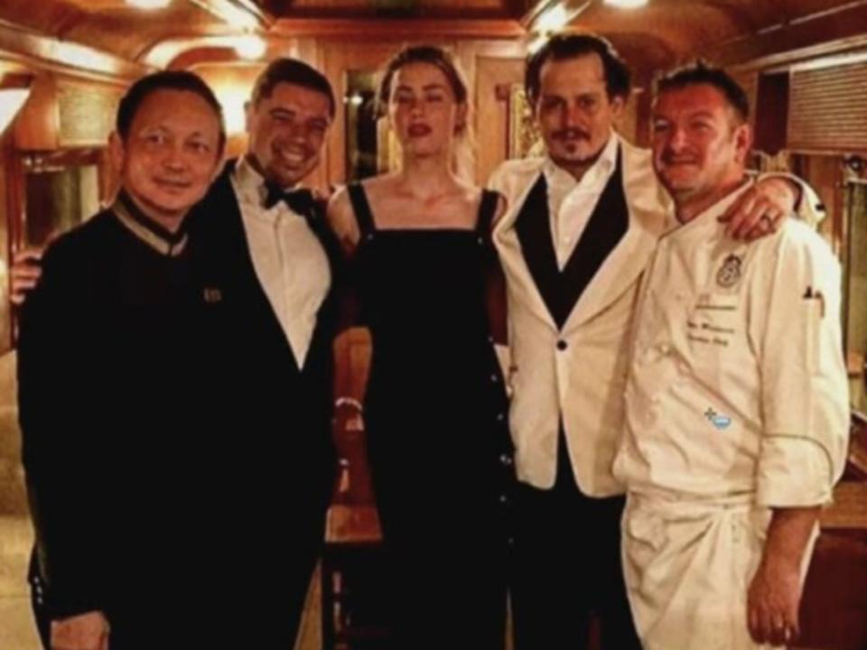 Una foto de Johnny Depp y Amber Heard durante su luna de miel en el Orient Express de Bangkok a Singapur (Court documents)