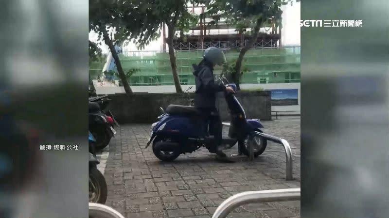 女騎士因為停車場出口被堵，所以想從車擋間的空隙通過。（圖／翻攝自爆料公社）