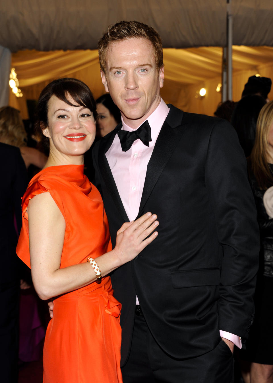 ARCHIVO – Los actores Helen McCrory, izquierda, y Damian Lewis llegan a la gala del Instituto del Vestido del Museo Metropolitano en honor a Elsa Schiaparelli y Miuccia Prada en Nueva York el 7 e mayo de 2012. McCrory, quien actuó en el programa de televisión “Peaky Blinders” y las películas de “Harry Potter”, murió a los 52 años a causa de un cáncer, informó su esposo el actor Damian Lewis el 16 de abril de 2021. (Foto AP/Evan Agostini, archivo)