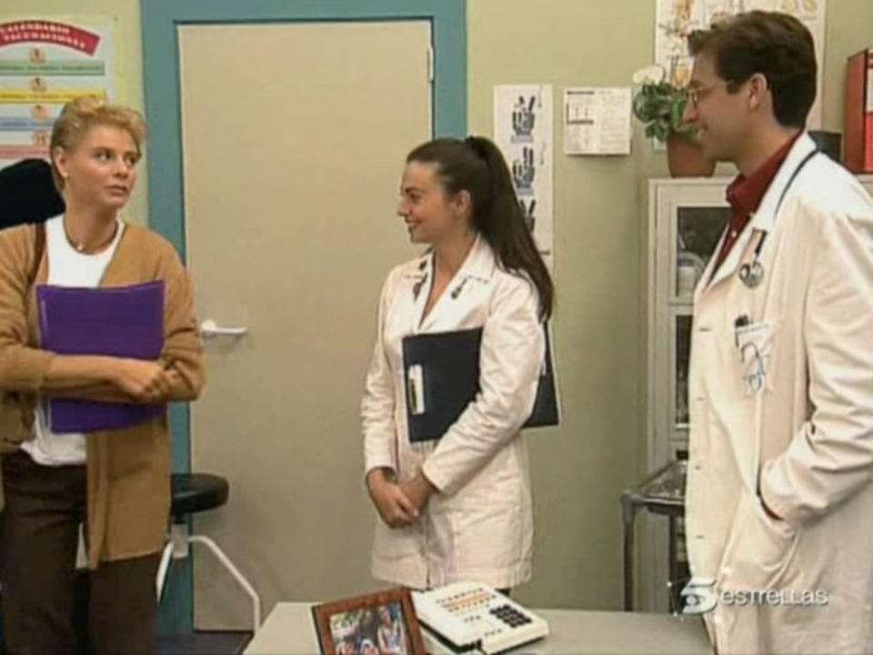 La primera vez que interpretó a la periodista Clara Nadal fue en 'Médico de familia' (1997). Con esta serie debutó como actriz y volvió a coincidir con Emilio Aragón. (Foto: Mediaset)