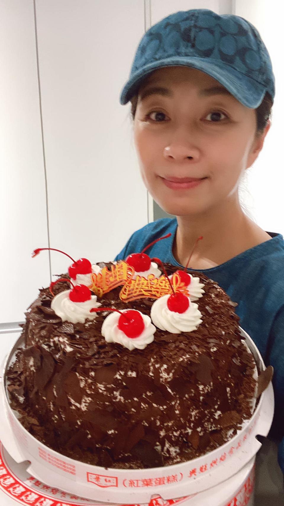 方文琳與生日蛋糕合影。（圖／翻攝自方文琳臉書）