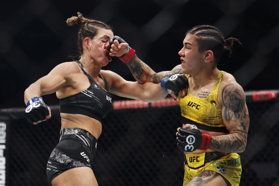 NEW YORK, NEW YORK - LISTOPAD 11: Jessica Andrade z Brazílie srazila Mackenzie Dern ve slamovém souboji během akce UFC 295 v Madison Square Garden 11. listopadu 2023 v New Yorku.  (Foto: Sarah Steer/Getty Images)