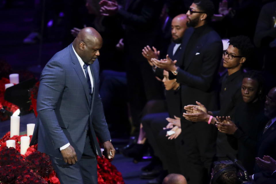 Shaquille O'Neal se retira del estrado donde habló durante el acto en memoria de Kobe Bryant y de su hija Gianna, el lunes 24 de febrero de 2020, en Los Ángeles (AP Foto/Marcio José Sánchez)