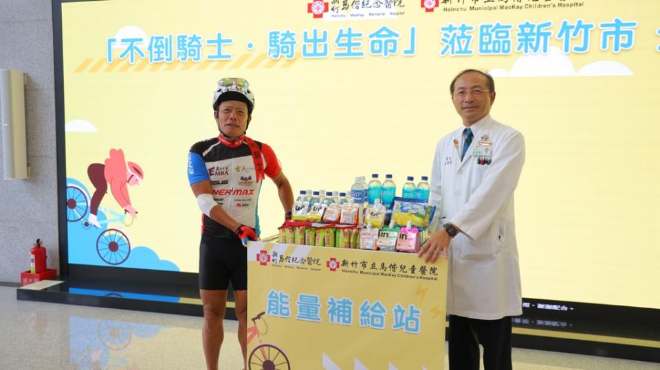 《圖說》新竹馬偕醫院院長翁順隆（右）贈送能量飲品，台灣抗癌協會理事長吳興傳(左)代表受贈。（圖／新竹馬偕醫院提供）