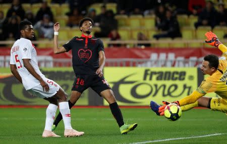 Soccer Football - Ligue 1 - AS Monaco v OGC Nice - Stade Louis II, Monaco - January 16, 2019 Nice's Ihsan Sacko shoots at goal REUTERS/Eric Gaillard