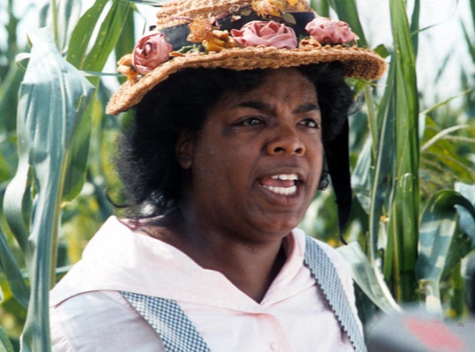 <p>4. Oprah spent the first six years of her life living with her grandmother <strong>Hattie Mae Lee</strong>, who was so poor that the future media mogul often wore dresses made of potato sack. The unconventional clothing earned her the nickname "Sack Girl" among the local children.</p>