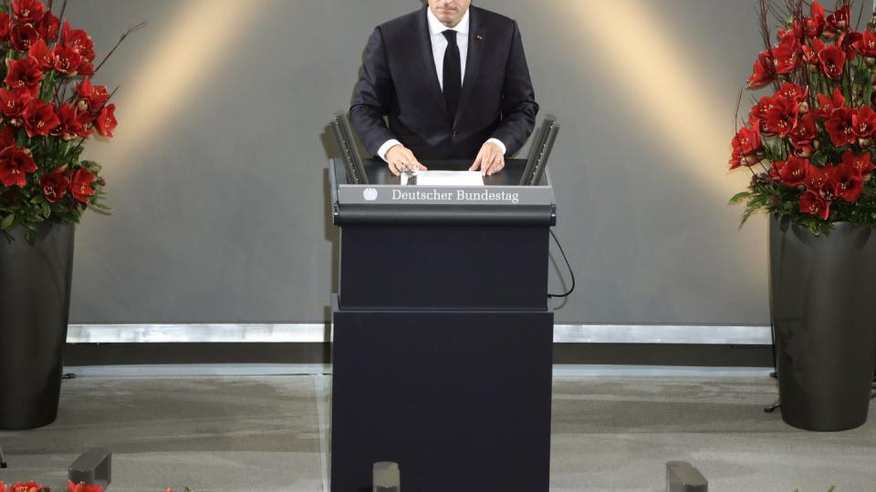 Frankreichs Präsident Emmanuel Macron spricht im Bundestag bei der Zentralen Gedenkveranstaltung zum Volkstrauertag. Foto: Michael Kappeler