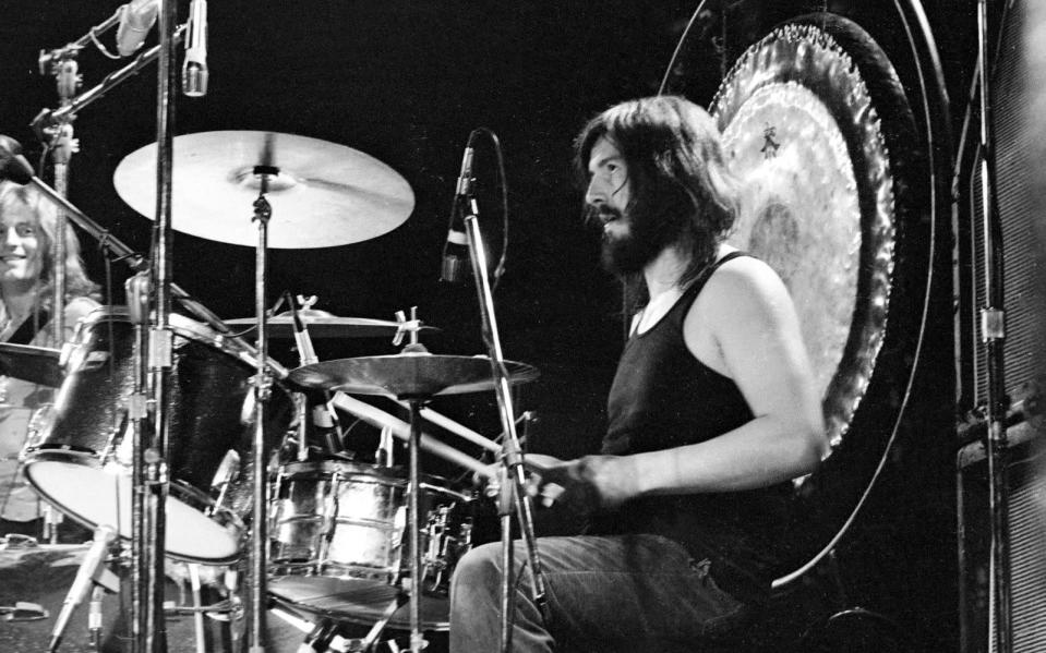 Einen Ersatz für John Bonham finden? Unmöglich. Schon zu Lebzeiten galt Bonham als der wahrscheinlich beste Schlagzeuger der Welt. Es war wohl nur konsequent, dass sein Tod auch das Ende von Led Zeppelin bedeutete. Der legendäre Drummer, der nur 32 Jahre alt wurde, starb in der Nacht vom 24. auf den 25. September 1980 im Haus von Jimmy Page - er erstickte an seinem eigenen Erbrochenen. Die Band löste sich anschließend auf. (Bild: Michael Ochs Archives/Getty Images)