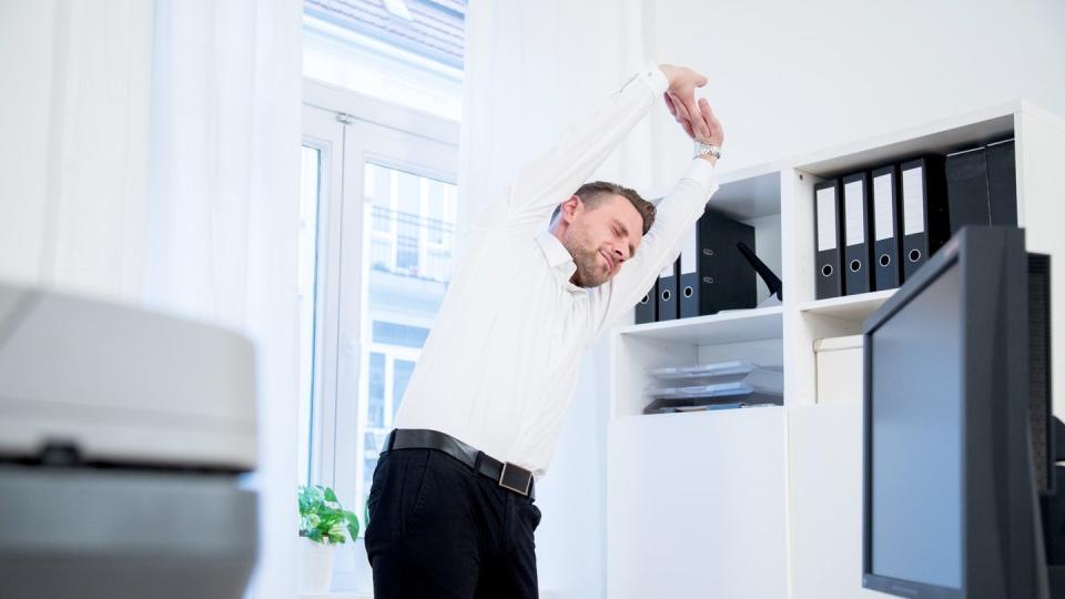 Ein bisschen stretchen oder die Gelenke kreisen lassen: Mit einfachen Tricks bleiben Beschäftigte im Büro fit.