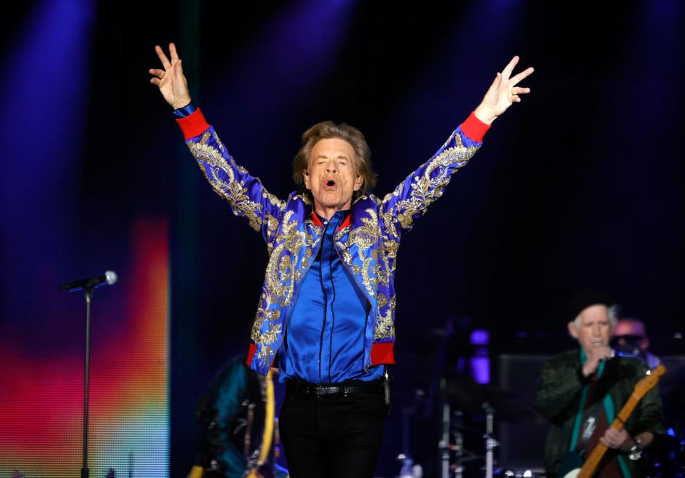 Sein ganzes Leben lang sei die Queen präsent gewesen, erinnerte sich Rolling-Stone-Frontmann Mick Jagger auf Instagram. Er wisse sogar noch, wie er ihre Hochzeit im TV verfolgt habe. Jagger erinnerte sich sowohl an eine "wunderschöne junge Frau" als auch an die "viel geliebte Großmutter der Nation". (Bild: Ethan Miller / Getty Images)