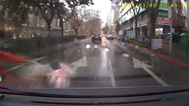 轎車與自行車發生碰撞。（圖／民眾提供）