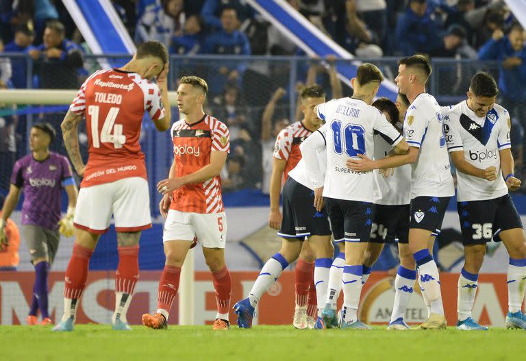 Vélez Sarsfield logró una impensada clasificación con dos grandes triunfos en las últimas fechas, como este 4-0 a Estudiantes de La Plata; es el quinto equipo argentino, sobre seis, instalado en los octavos de final por la Copa Libertadores.