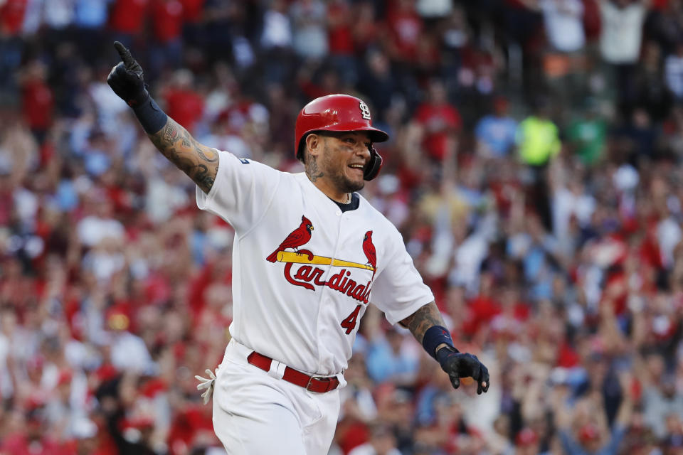 El receptor de los Cardenales de San Luis, el puertorriqueño Yadier Molina, celebra tras batear un sencillo productor durante el octavo inning del cuarto juego de la Serie Divisional de la Liga Nacional contra los Bravos de Atlanta, el lunes 7 de octubre de 2019, en San Luis. (AP Foto/Jeff Roberson)