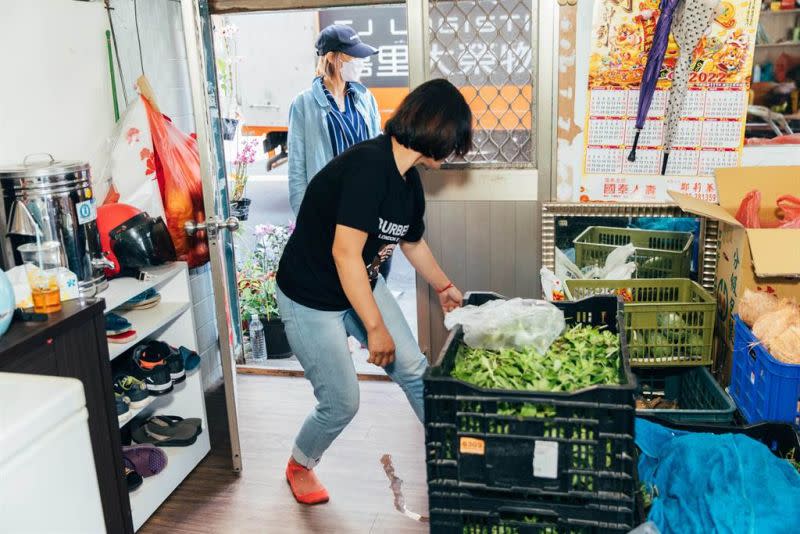 ▲新住民阿絹每天清晨6點便到市場擺攤賣菜。（圖／救助協會提供）