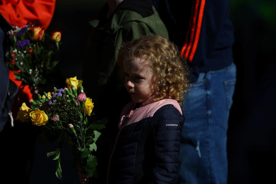 <p>Ein kleines Mädchen vor dem Balmoral Castle hält einen Blumenstrauß in seiner Hand (Bild: REUTERS/Hannah McKay)</p> 