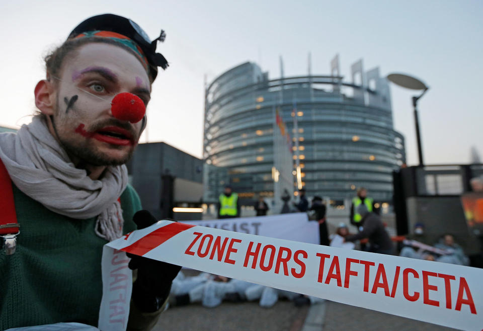 Clown protests against the CETA