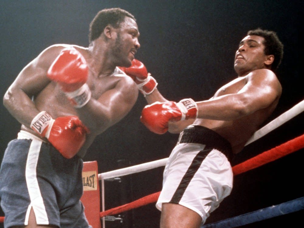 Muhammad Alis (r.) Boxhose aus seinem legendären Boxkampf "Thrilla in Manila" wird derzeit bei Sotheby's versteigert. (Bild: imago/Everett Collection)