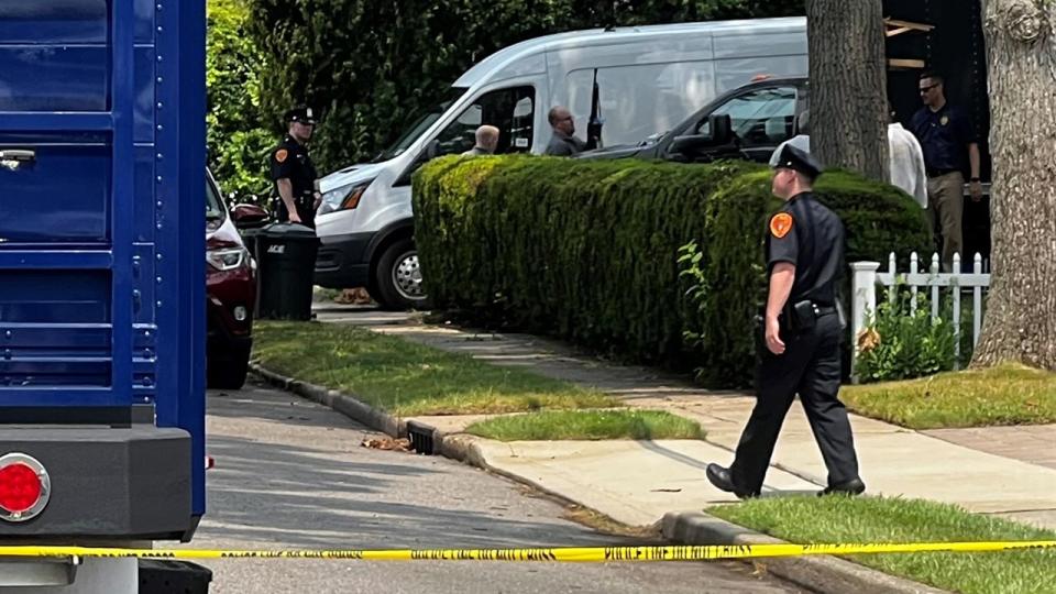 <div>Investigators remove weapons from Rex Heuermann’s home (FOX 5 NY photo)</div>