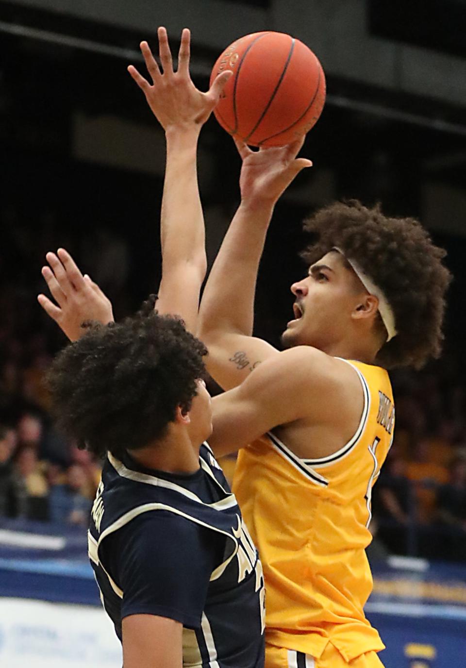 Akron's Enrique Freeman defends against Kent State's Chris Payton on March 3, 2023, in Kent.