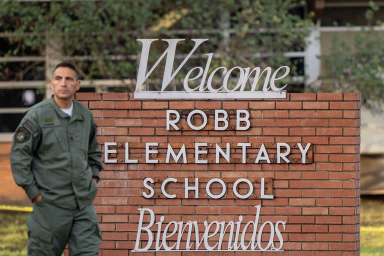 Oficial de Texas camina por las inmediaciones de la escuela primaria Robb en Uvalde, donde ocurrió la masacre. (Brandon Bell/Getty Images/AFP)