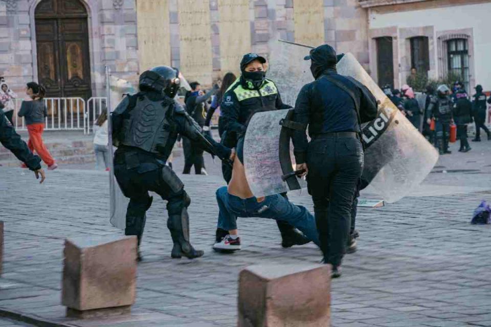 mujeres zacatecas policia golpes detenciones marcha 8m