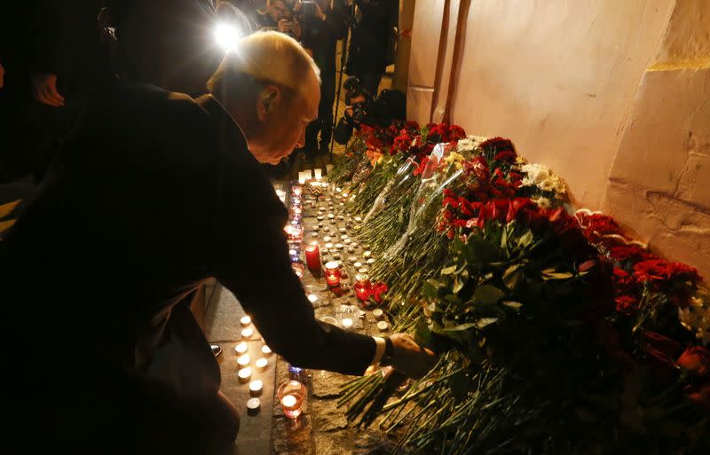 Le président russe, Vladimir Poutine, qui était à Saint-Pétersbourg au moment de l'attaque, s'est rendu sur les lieux de l'explosion et y a déposé une gerbe de fleurs. /Photo prise le 3 avril 2017/REUTERS/Grigory Dukor