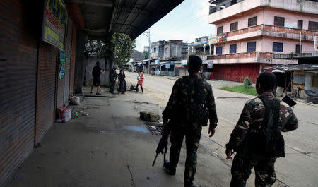 Government soldiers guard a road in the residential neighbourhood of Marawi City as fighting rages between government soldiers and the Maute militant group, in southern Philippines May 27, 2017. REUTERS/Erik De Castro